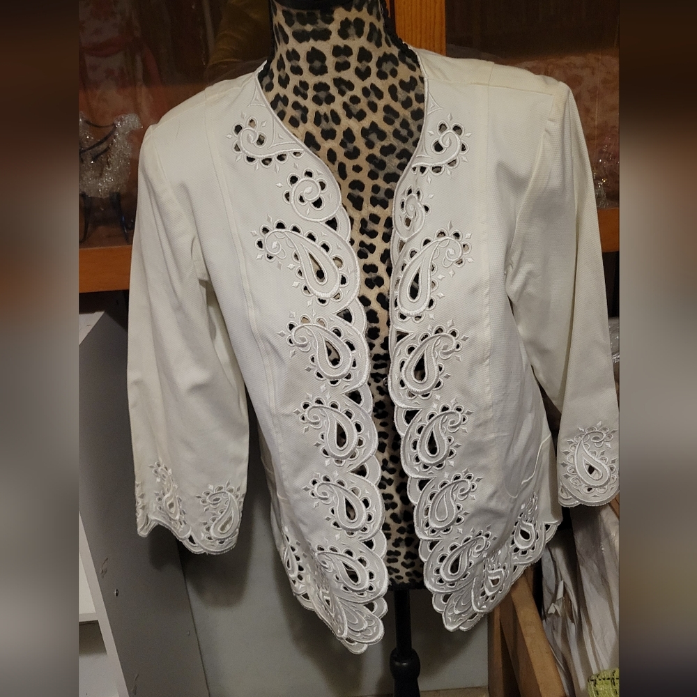 Elegant White Embroidered Women's Jacket